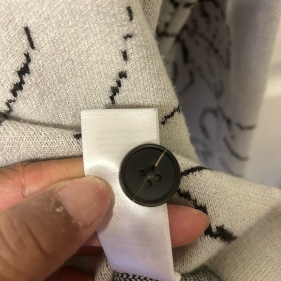 Tahiri Women’s Cream Floral Crewneck Sweater with Black Print with pilling - Picture 4 of 9